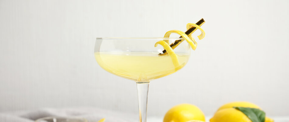 Bee’s Knees drink, en twist på en Gin Sour - recept med gin, honung och citronjuice.